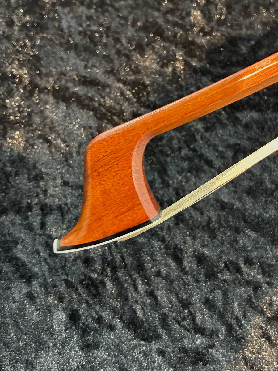 Kurosawa_d_bass's tweet photo. 【試奏動画公開！】
H.R.Pfretzschner 1980*（税込1,650,000円）

最新入荷のドイツ弓です！！
弾きやすさ抜群、スラーもスピッカートもよく響く素晴らしい弓です✨
ぜひ試奏にご来店ください！

商品詳細はこちら👇
https://t.co/aOaJ7yFKnT https://t.co/cvz9mw3yRS