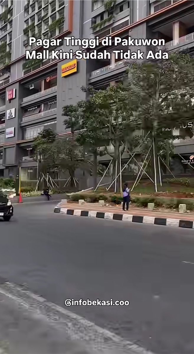 txtdrbekasi's tweet photo. BREAKING NEWS!

Pagar Pakuwon Mall Bekasi udah ora kiatan https://t.co/O35yfzXqEZ