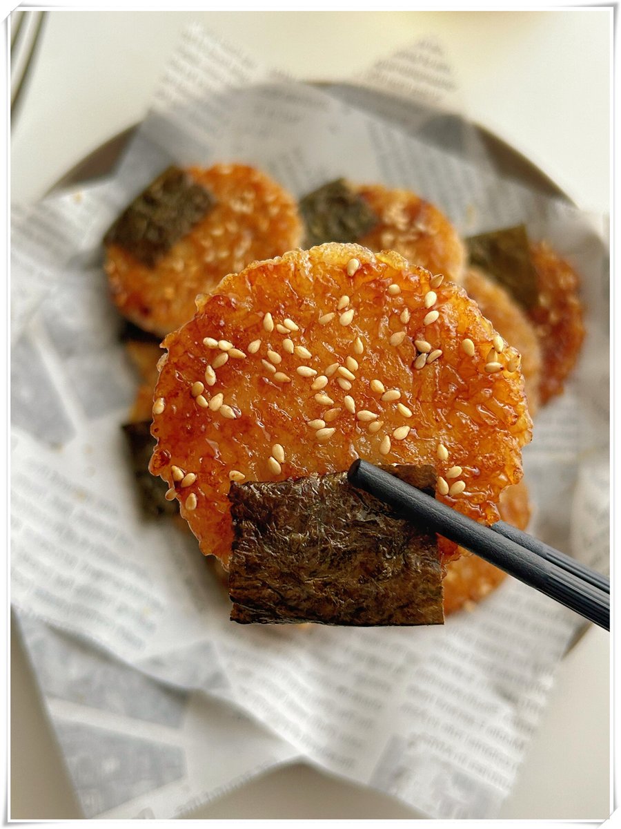FowlerMela59918's tweet photo. Just opened these crispy seaweed rice crackers—crunchy, savory, and perfect for sharing! Who else needs a midday snack pick-me-up https://t.co/qPQVAunSX0