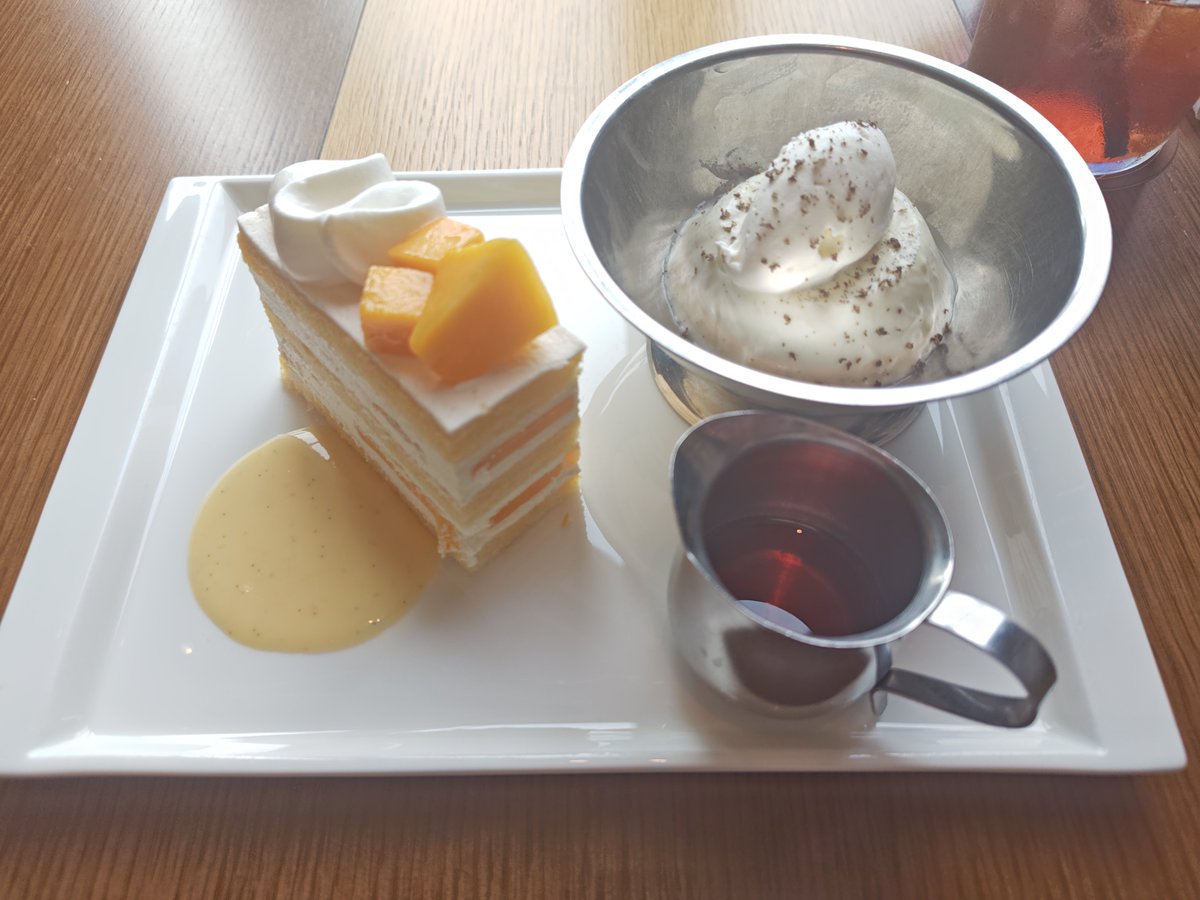 pekoe4's tweet photo. デザートは
追加で盛り合わせにしてもらった

ホテルメイドのマンゴーショートケーキ
白いプリン（多分チーズ入り）

アイスティー

また食べに行きたい
今すぐまた食べたい
3ターンくらいイケる https://t.co/zCnKfgN4KJ