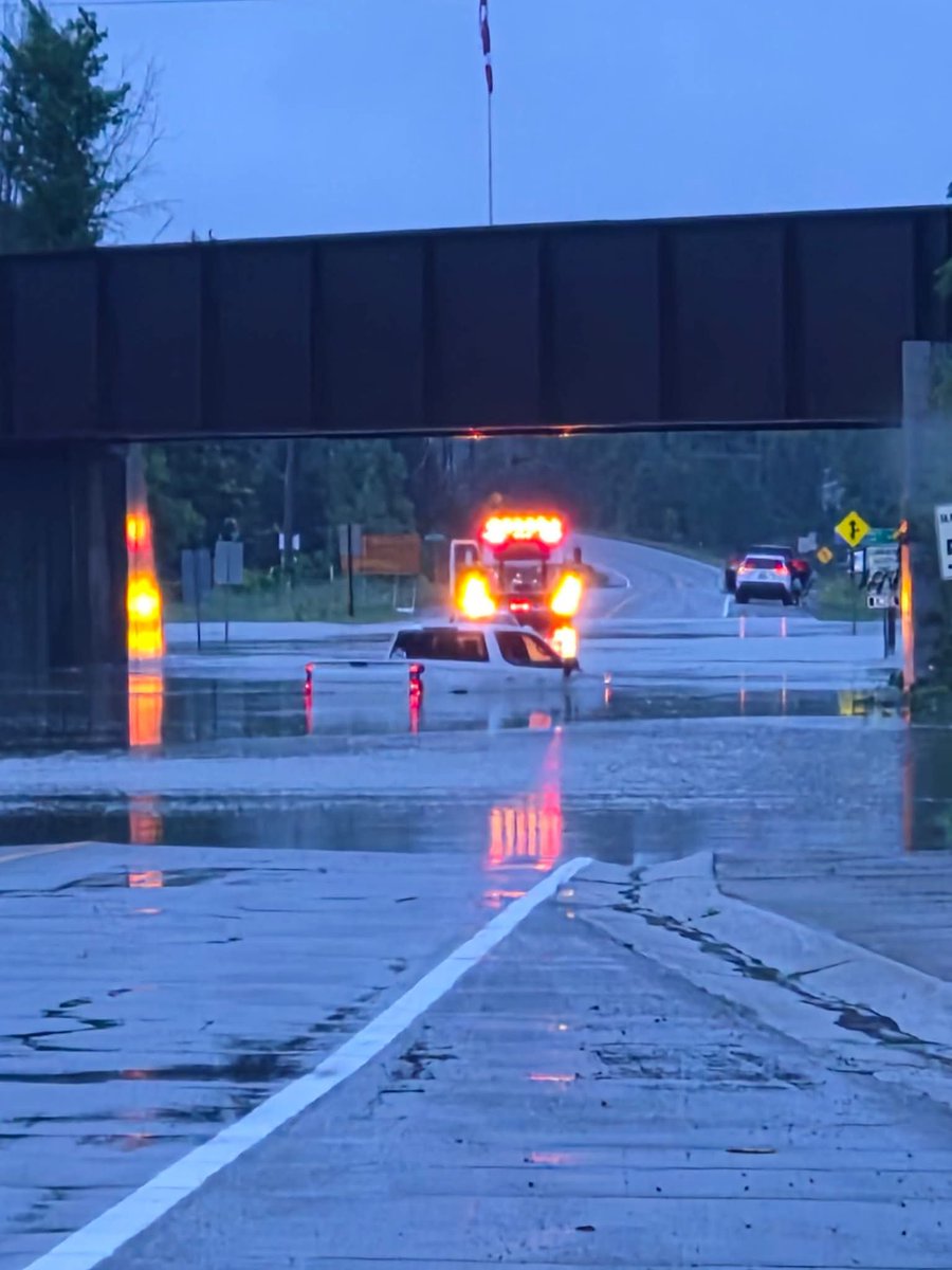 Jasonwarnock84's tweet photo. Packenham is flooded people will have to find a alternative route  @weathernetwork @StormwatchR6 @CBCOttawa https://t.co/RAUWOF2g0L
