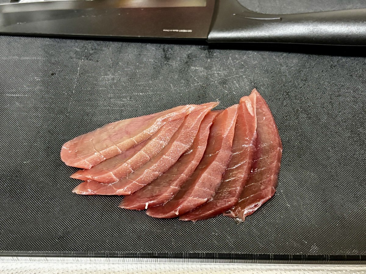 Kuro_schwarz02's tweet photo. これがこうなってこうなる

見切り品350円のマグロっ！
12貫と切れ端で丼がでけた https://t.co/u8V7KmOcnd