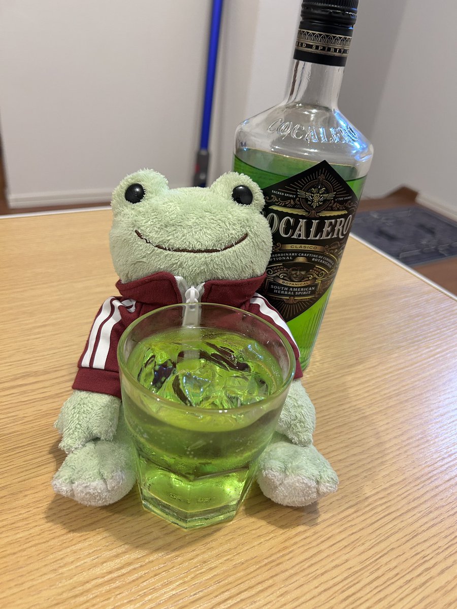 PtF_Kero's tweet photo. 相棒も20歳おめでとう‼️

みどりのお酒で乾杯🥂 https://t.co/rPOsyt1ud1