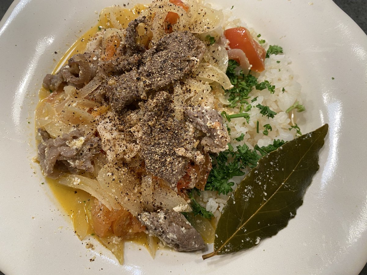 mnm02_13's tweet photo. 先週金曜に作って、また今日も。サラッと軽く食べられてしまうのがいいのかも。。ヨーグルトとトマトの酸味も夏にぴったり。今日は生クリームが手に入らず牛乳＋バター多めで作ったけど、生クリームで作るよりさらにさっぱり。ビーフストロガノフってこんなに簡単に作れていいんだ☺️ https://t.co/8D54kH9Na6