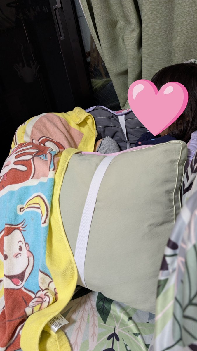 Rx3hBe's tweet photo. ソファの上で私の枕等を使って部屋を完成させ、ワンダールーズをみる娘。狭いとこが落ち着くタイプとみた。 https://t.co/fHJr5y1hWI