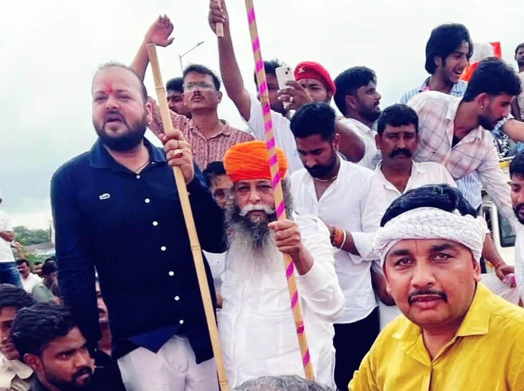 shuklajimp's tweet photo. आज राजस्थान जयपुर में लग रहा है लट्ठ से बात बनेगी ….
सरकार को हमेशा विरोध ही समज आता है…हम तो शांतिपूर्ण तरीक़े अपना रहे है .. Police उग्र हो रही है
#UGCrollback
#karnisena
#SurajPalAmu
#mahipalmakrana
#jeevansinghsherpur
#panditbrijendrashukla https://t.co/pFlW9kAi3z