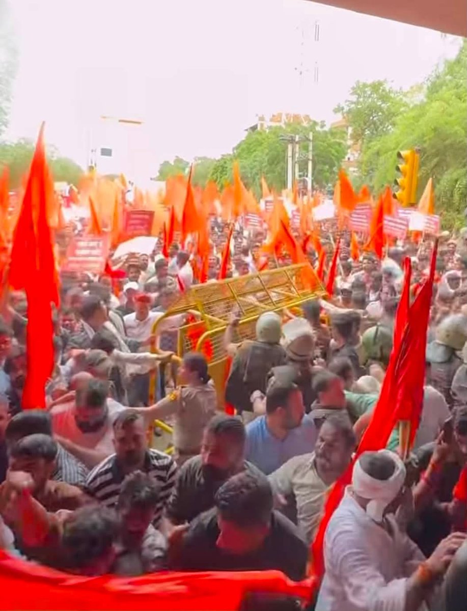 shuklajimp's tweet photo. आज राजस्थान जयपुर में लग रहा है लट्ठ से बात बनेगी ….
सरकार को हमेशा विरोध ही समज आता है…हम तो शांतिपूर्ण तरीक़े अपना रहे है .. Police उग्र हो रही है
#UGCrollback
#karnisena
#SurajPalAmu
#mahipalmakrana
#jeevansinghsherpur
#panditbrijendrashukla https://t.co/pFlW9kAi3z