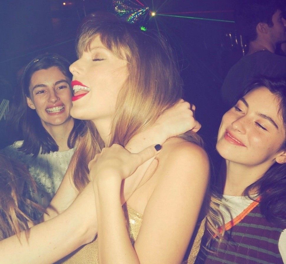 KylieLipKitten's tweet photo. "shes looking at taylor 🤍"

zoom in. that girl is NOT conscious https://t.co/sVrqVLqbzg