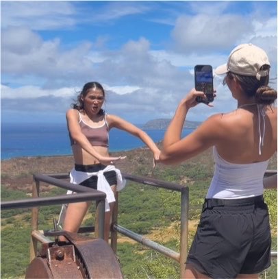 aiahsynth's tweet photo. every goofy girlfriend deserves a girlfriend who loves her for being goofy 🙂‍↕️ https://t.co/4Ho9WDLBQy