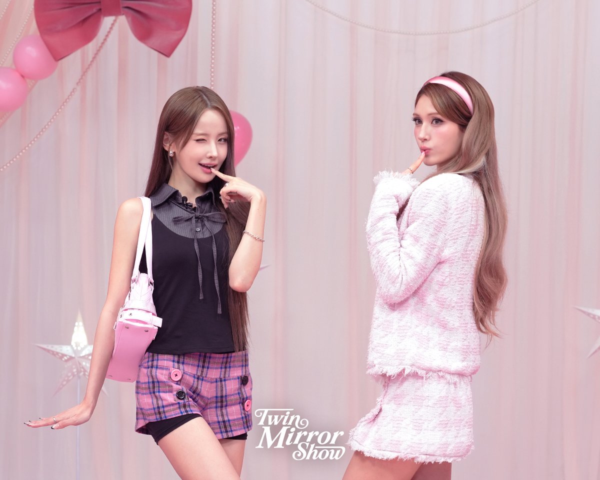mnetplus_og's tweet photo. [#TWINMIRRORSHOW]  EP.04 BELLE Behind Photos📸🪞 #MnetPlus_Original

𝓟𝓻𝓲𝓷𝓬𝓮𝓼𝓼 𝓔𝓹𝓲𝓼𝓸𝓭𝓮 #320
: 𝓣𝓱𝓮 𝓖𝓻𝓪𝓬𝓮 𝓸𝓯 𝓽𝓱𝓮 𝓣𝔀𝓲𝓷𝓬𝓮𝓼𝓼𝓮𝓼

Try your fave’s makeup tips in front of the mirror
Watch NOW on 𝗠𝗻𝗲𝘁 𝗣𝗹𝘂𝘀 👉https://t.co/GKHyiW7WW5 

〈TWIN MIRROR SHOW〉
📍 Watch on 𝗠𝗻𝗲𝘁 𝗣𝗹𝘂𝘀

==
[#트윈미러쇼] EP.04 벨 Behind Photos📸🪞 #MnetPlus_Original

𝓟𝓻𝓲𝓷𝓬𝓮𝓼𝓼 𝓔𝓹𝓲𝓼𝓸𝓭𝓮 #320 
: 트윈세스의 품격

거울 앞에서 따라 해보는 최애의 메이크업 꿀팁
지금 𝗠𝗻𝗲𝘁 𝗣𝗹𝘂𝘀에서 보기 👉https://t.co/GKHyiW7WW5 

〈TWIN MIRROR SHOW〉
📍 Watch on 𝗠𝗻𝗲𝘁 𝗣𝗹𝘂𝘀

#벨 #BELLE #키스오브라이프 #KISSOFLIFE #KIOF #전소미 #JEONSOMI
#연지곤지 #YZKZ #MnetPlus_Original #엠넷플러스오리지널 #MnetPlus #엠넷플러스 #Mnet #엠넷 @KISSOFLIFE_S2