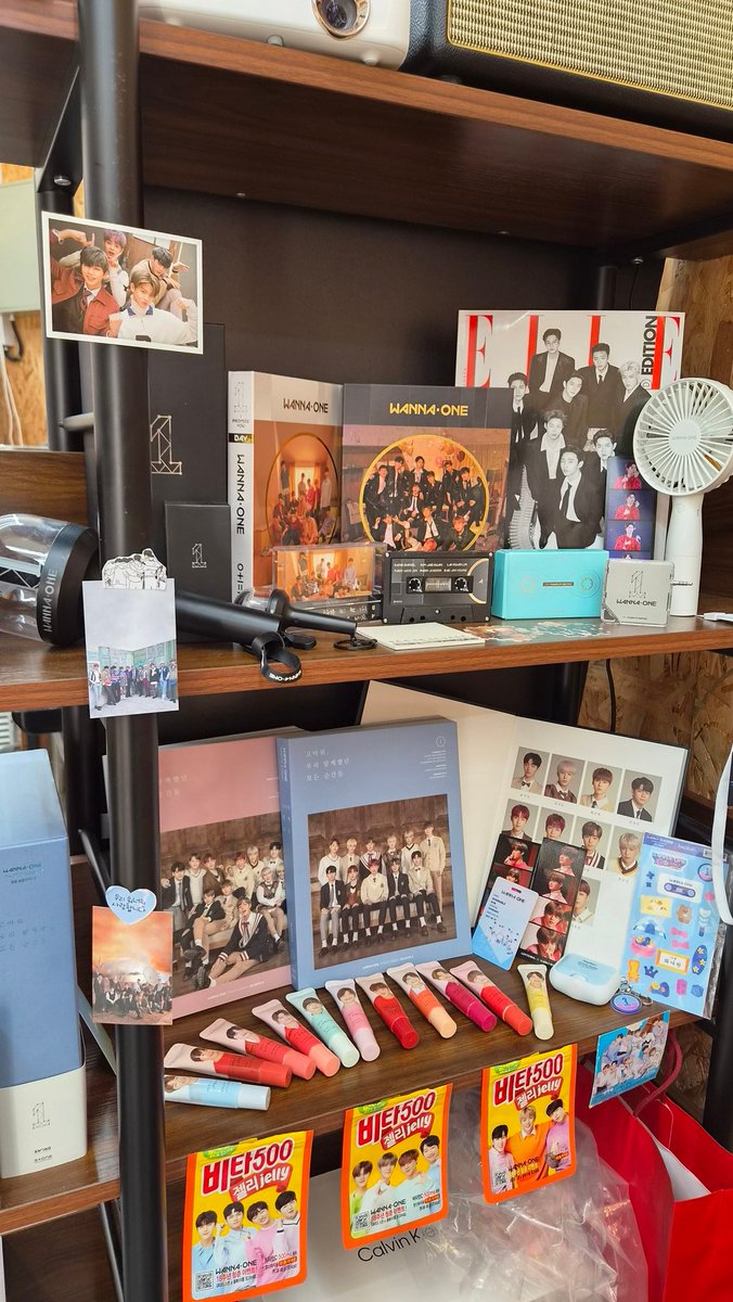 vingtcinqaout's tweet photo. #워너원9주년 카페 갔다왔어요!
이거 어떻게 보관을 이렇게 잘하셨을까 싶은 초기굿즈 ㅋㅋ 아이스크림이랑 베이커리도 맛있었고 올만의 완나 행사 즐거웠습니다 https://t.co/6SIJbzYwGr