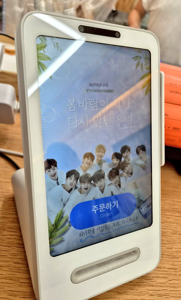 vingtcinqaout's tweet photo. #워너원9주년 카페 갔다왔어요!
이거 어떻게 보관을 이렇게 잘하셨을까 싶은 초기굿즈 ㅋㅋ 아이스크림이랑 베이커리도 맛있었고 올만의 완나 행사 즐거웠습니다 https://t.co/6SIJbzYwGr
