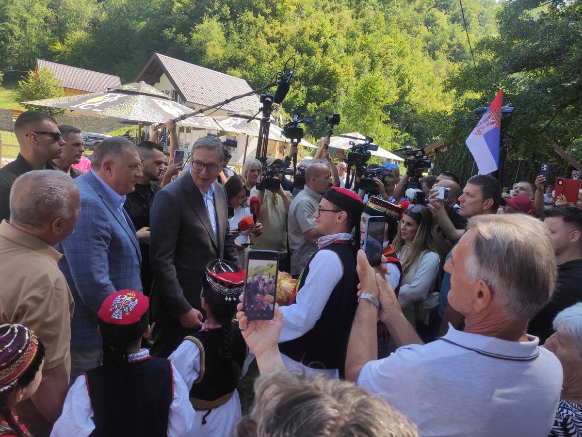 sns_srbija's tweet photo. Председник Републике Србије Александар Вучић @avucic изјавио је, током посете Јањским отокама код Шипова у Републици Српској, да Србија мора да води  одговорну националну политику, да морамо да се посветимо развоју и напретку економије.
https://t.co/REQWRi4Ziv https://t.co/HvmKbvdigx