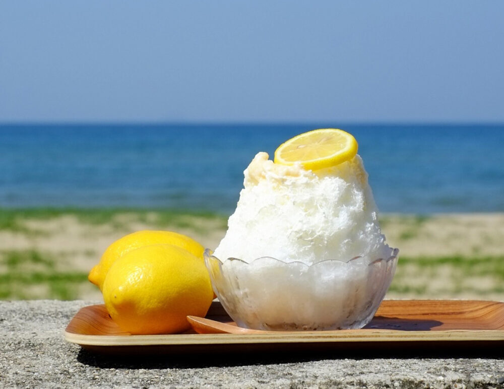 YONDEN_G's tweet photo. かき氷シーズン、到来⛱️

連日の猛暑で、冷たいスイーツが恋しい…！そんなときにおすすめの香川のかき氷を紹介します。

天然氷を使ったふわふわ食感のかき氷や地元のフルーツが主役のもの、和の個性派フレーバーまで、気になる逸品がずらり🍇🍋🍓

見た目も華やかで、食べればひんやり。お気に入りのかき氷を見つけに行きましょう！

▶記事の続きは「愛でたい四国」で"香川のかき氷" と検索してご覧ください。