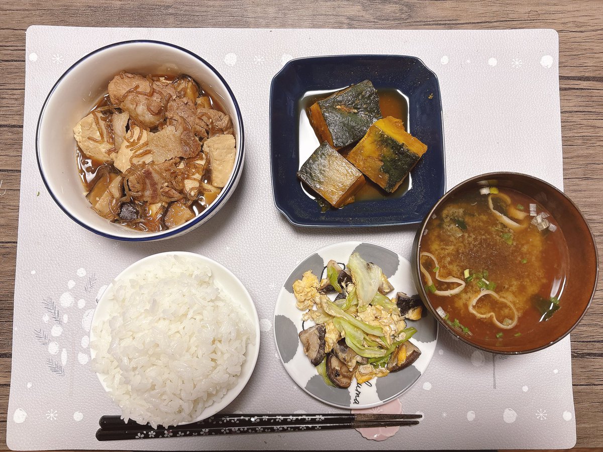 Shyog0305's tweet photo. 今日の晩飯　
肉豆腐
かぼちゃの煮物
キャベツと椎茸と卵の中華炒め
味噌汁
肉豆腐リベンジしたけど
リベンジ成功！！これは美味い😋
#料理好きな人と繋がりたい
#おうちごはん　#晩ごはん
#自炊記録 https://t.co/PqfAkh0mac