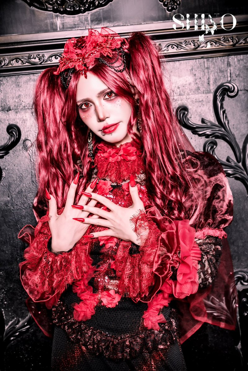 dressendoris's tweet photo. ⚜️2026 VISUAL COLLECTION⚜️
【 紅蓮の砂丘 】
-Crimson Dunes-
Art Director：SHINO @dressendoris 
Model：河村友雪(0.1gの誤算)
@0153_tomoyuki 
Photographer：菅沼剛弘 t.Suganuma 
@SuganumaPhoto
Hair & Make-up：稲田あい子
@inaxxxxco17x 
Head Dress：Puppe zurück

#SHINO
#ヴィジュアル系衣装デザイナー
#コレクション衣装
#作品撮影
#fashionfilm