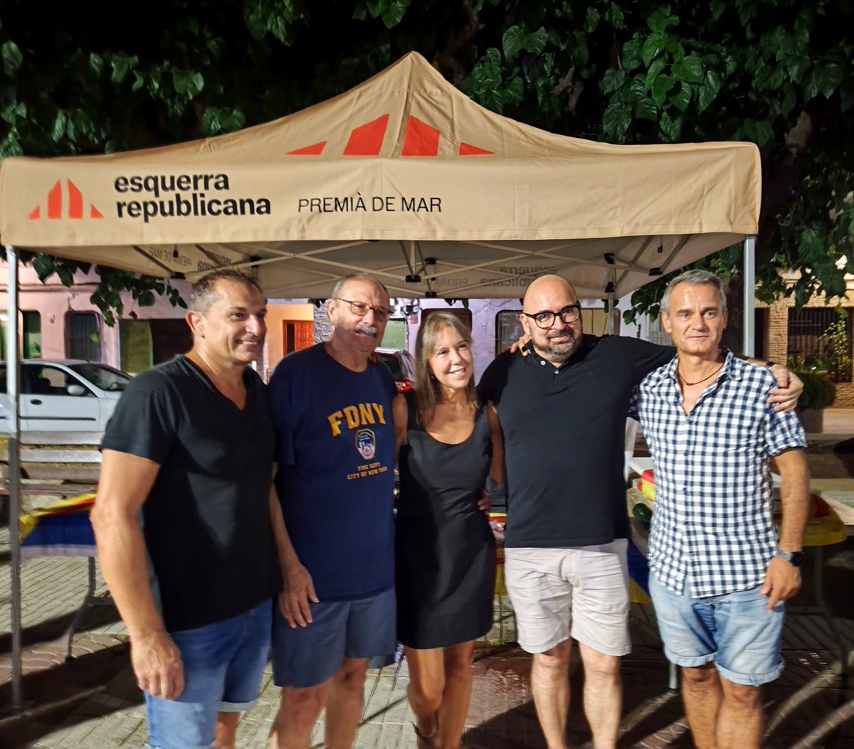 ERCpm's tweet photo. El Sopar Republicà d'Estiu d'ERC Premià de Dalt i ERC Premià de Mar a la plaça Nova va ser un èxit.
Gràcies a tothom per fer-ho possible i a Barca de Mitjana per posar la banda sonora a una bonica nit. I sempre el record del nostre company Gabriel Gómez. 💛
#ERCPremià https://t.co/MPmK9CfClu