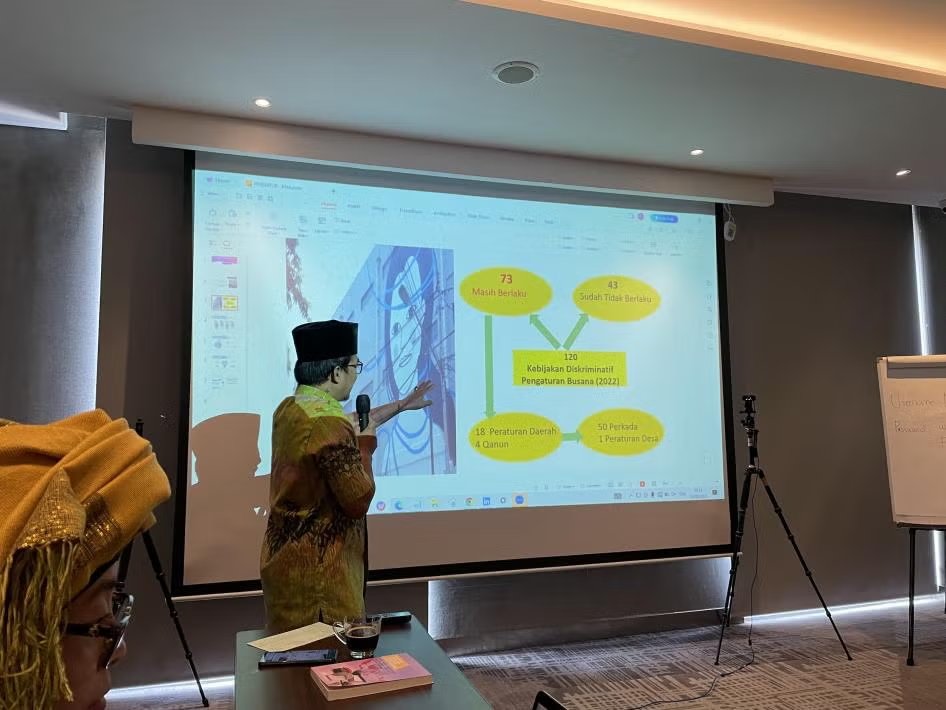 andreasharsono's tweet photo. Pada 2023, @KomnasPerempuan bahas 120 peraturan wajib jilbab di Indonesia, 73 diantaranya masih berlaku, dalam pertemuan di Jakarta termasuk dampaknya di kalangan perempuan dan anak perempuan https://t.co/QflgzARVLs https://t.co/QLpXW1pJGO