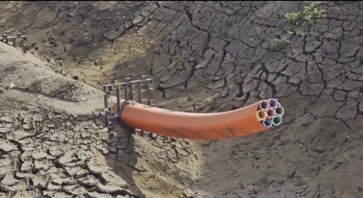 AmaravatiNexus's tweet photo. 🚨 Amaravati is developing a fully underground power network with ₹1,979 crore worth of infrastructure works.

The project includes 55 km of underground cables, new GIS substations, and rerouting of high-voltage transmission lines. Around 27% of the work is complete. https://t.co/bXZjEyarsU