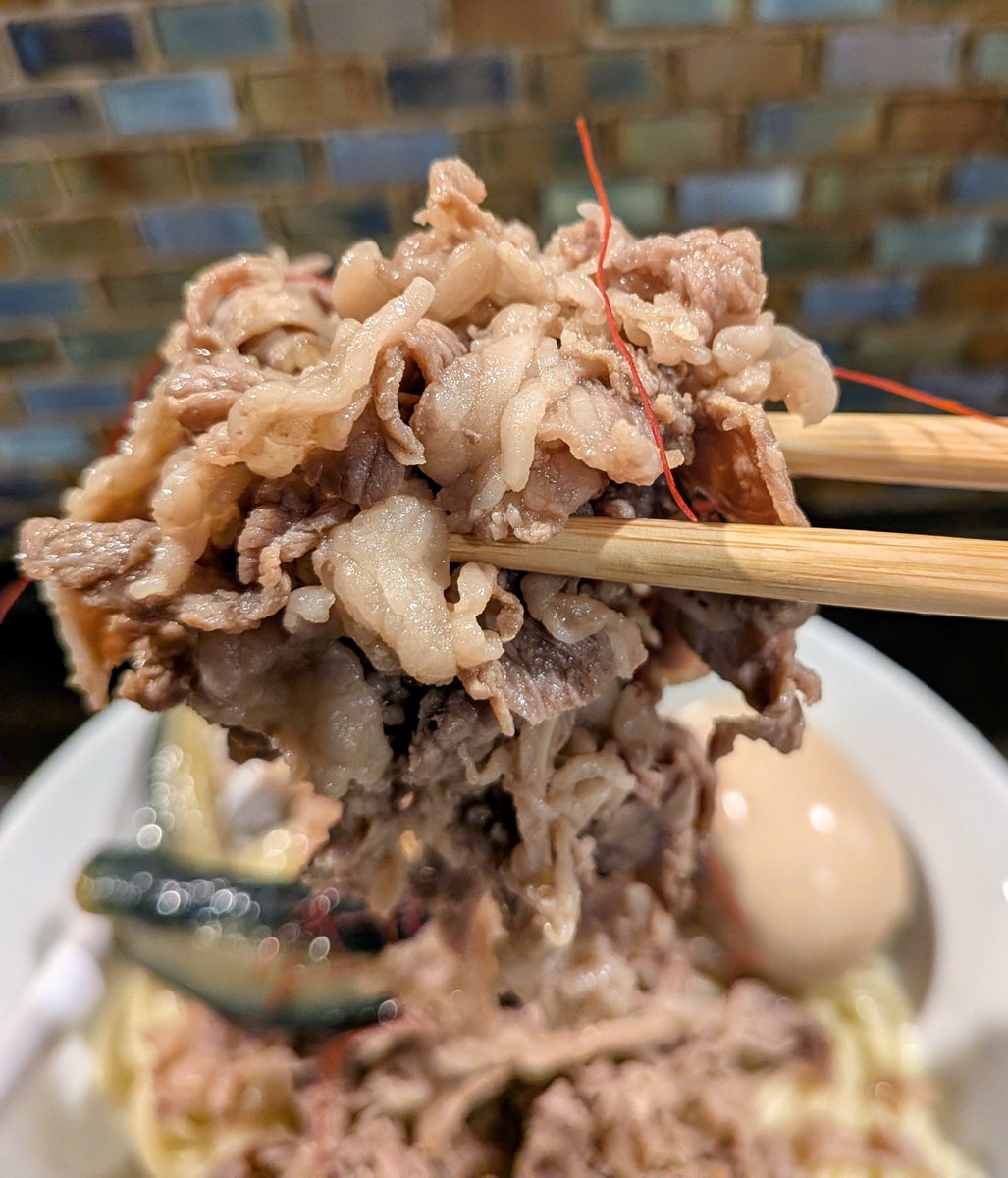 soysaltymiso's tweet photo. #たなか青空笑店　
冷やおろし牛つけ麺1350 ＋味玉100
大根おろしが入り、ほんのり辛味のある冷たいスープがさっぱり😋ボリュームたっぷりの自家製細麺うまし😋牛バラ肉と茄子の揚げ浸しは美味すぎてもっと食べたい😋スープ割は温かいスープに柚子果汁入り😋美味い‼️💯💯💯😋
＠西武柳沢
’26  312杯目 https://t.co/vAJ9SDZa8x