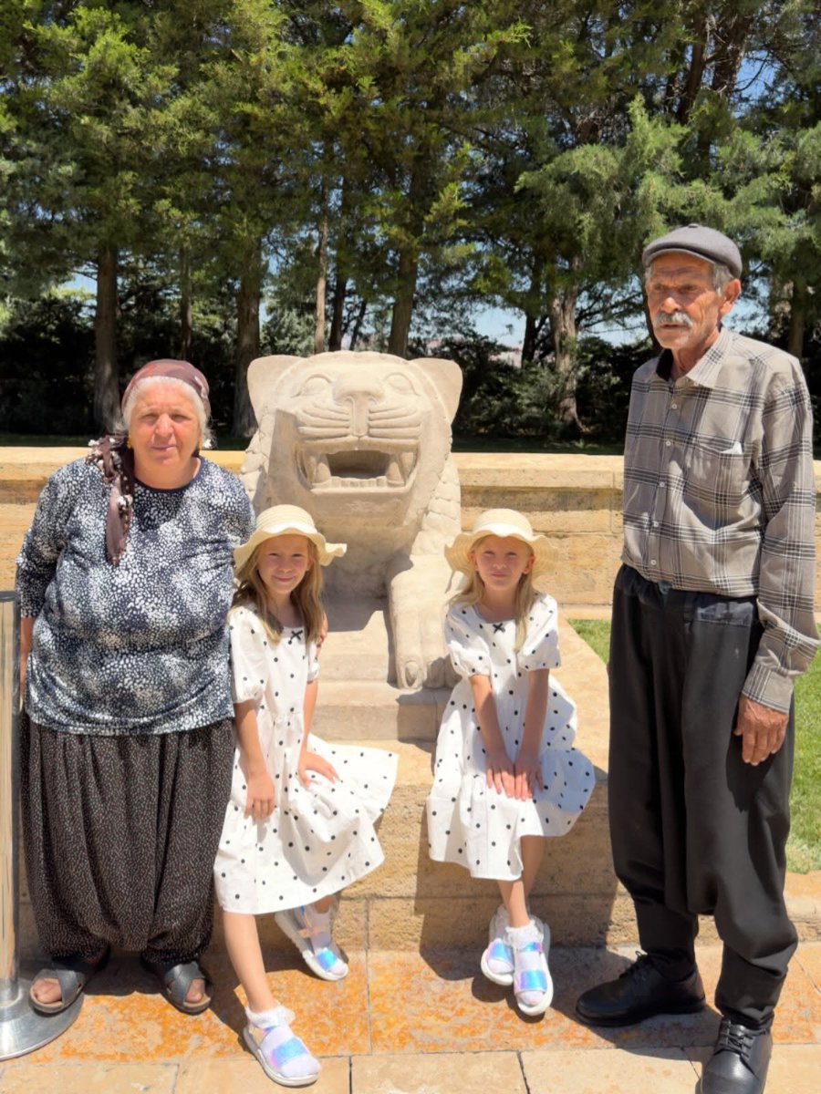 kiyashaber629's tweet photo. 🔴 40 yıllık evliliklerinin 34 yılında evlat hasreti çeken çift, tüp bebek yöntemiyle dünyaya gelen çocuklarının Anıtkabir hayalini gerçekleştirdi. https://t.co/UJqsCZQFUp