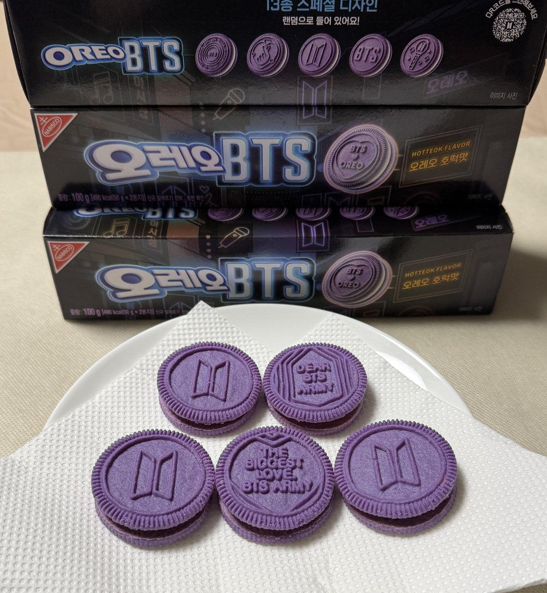 Pinoco705's tweet photo. 今日から日本でもOREO BTSが購入できるらしいので仕事帰りにスーパーに寄ったら
売ってましたよ❣️
やっぱり韓国版とは違う😅
どちらも美味しくいただきますよん💜

#OREO_BTS https://t.co/41WYGv4OY8