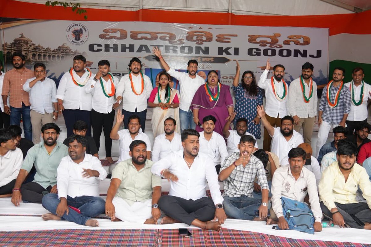 IYCKarnataka's tweet photo. ನೀಟ್ ಅಕ್ರಮ ಖಂಡಿಸಿ ದೆಹಲಿಯಲ್ಲಿ ಪ್ರತಿಭಟಿಸಿದ ವಿದ್ಯಾರ್ಥಿಗಳ ಮೇಲಿನ FIR ಹಿಂಪಡೆಯುವಂತೆ ಆಗ್ರಹಿಸಿ, ರಾಜ್ಯ ಯುವ ಕಾಂಗ್ರೆಸ್ ವತಿಯಿಂದ ಇಂದು ಸ್ವಾತಂತ್ರ್ಯ ಉದ್ಯಾನದಲ್ಲಿ ಪ್ರತಿಭಟನೆ ನಡೆಸಲಾಯಿತು. ವಿದ್ಯಾರ್ಥಿಗಳ ನ್ಯಾಯಯುತ ಬೇಡಿಕೆಗಳಿಗೆ ನಮ್ಮ ಬೆಂಬಲವಿದೆ! #NEET #KPYC https://t.co/RgrulAiF68