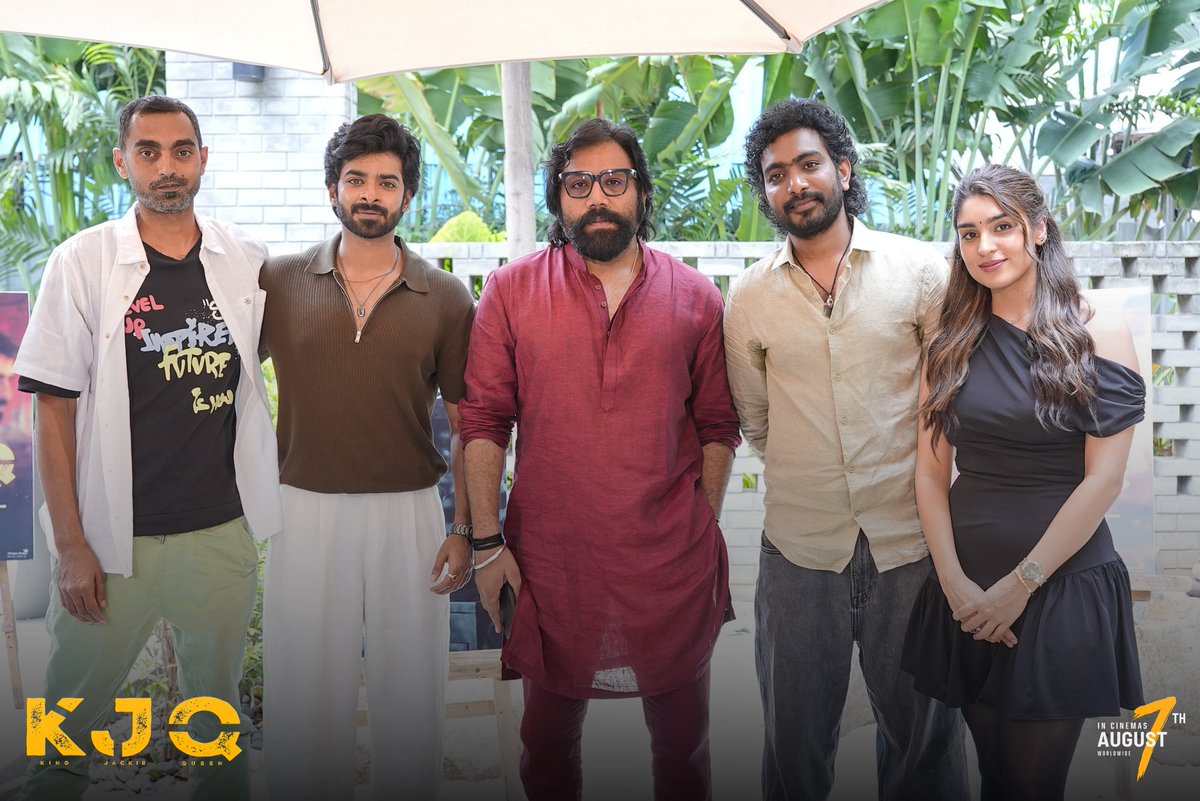 shreyasmedia's tweet photo. The CULT Director #SandeepReddyVanga × #KJQ Team
A honest & hard-hitting conversation about #KJQ and More 🔥
ICYM the #KJQTrailer ▶️https://t.co/FLTf77ln4c
#KJQ GRAND RELEASE WORLDWIDE ON AUGUST 7th ❤
#KJQonAug7 #KingJackieQueen
#Dheekshith #Shashi #YuktiThareja #KK https://t.co/tCCwkyUqXC