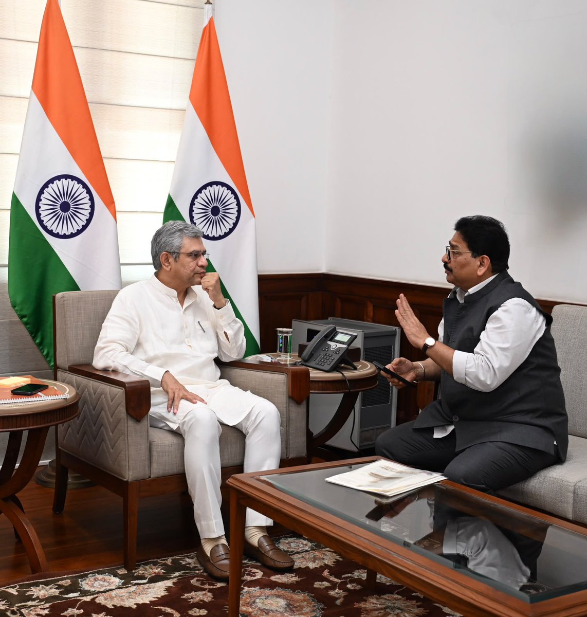 RavindraWaikar's tweet photo. आज केंद्रीय रेल्वेमंत्री मा. श्री. अश्विनी वैष्णव जी यांची भेट घेऊन आमच्या मुंबई उत्तर पश्चिम मतदारसंघातील आणि कोकणवासीयांच्या महत्त्वाच्या रेल्वे प्रकल्पांबाबत सकारात्मक चर्चा केली, ज्यामध्ये प्रामुख्याने जोगेश्वरी जंक्शनच्या टर्मिनल कामाला गती देण्याबाबत, गोरेगाव रेल्वे स्टेशनचा 'अमृत भारत स्टेशन योजने'त समावेश करून कायापालट करण्याबाबत, जोगेश्वरीतून थेट कोकणात गाड्या सुरू करण्यासाठी जुईचंद्र येथील जमीन हस्तांतरण प्रक्रियेचा आढावा आणि प्रवाशांच्या सोयीसाठी कोकण रेल्वेच्या दुपदरीकरणाच्या कामावर सविस्तर चर्चा झाली; या सर्व प्रकल्पांना गती देऊन नागरिकांचा व कोकणवासीयांचा प्रवास अधिक सुखकर आणि जलद करण्यासाठी आमचे निरंतर पाठपुरावे सुरूच राहतील! @AshwiniVaishnaw 🚆✨ #MumbaiNorthWest #KokanRailway #Infrastructure #Goregaon #Jogeshwari @DrSEShinde @mieknathshinde @RailMinIndia @LokSabhaSectt