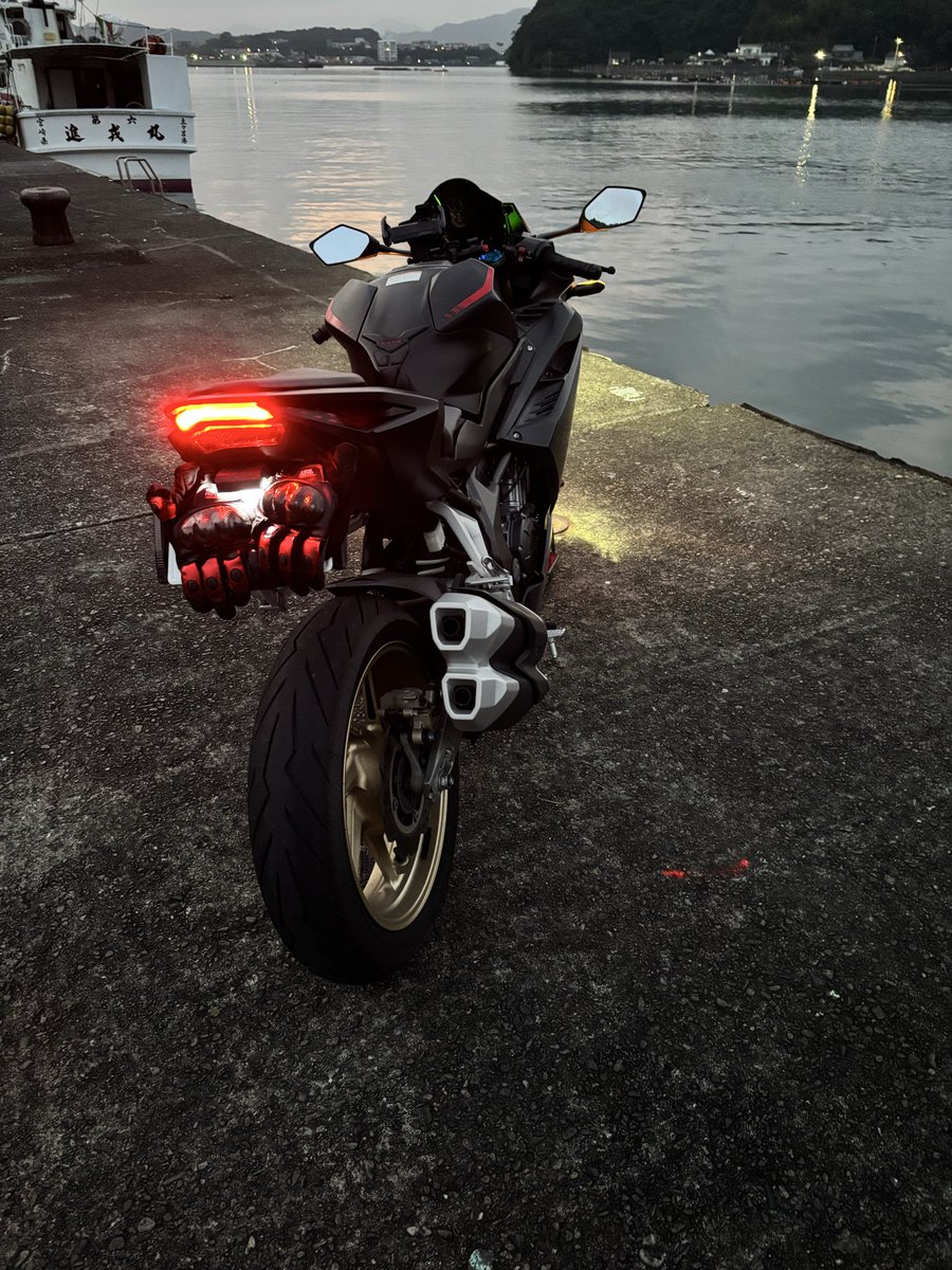 HN_315's tweet photo. １０年ぶりにリターンライダー🏍️
自分のバイクではないけど乗る機会ができたんで乗ったけど衰えがヤバい😅
昔のようには乗れないなぁ
特にコーナリングが🤣
安全運転でイイかもしらんけど
だけど走ってると20代前半の思い出が蘇り楽しかった
ここ最近は釣りばっかりだったけどバイクも楽しい https://t.co/uzOvNG6Qqe