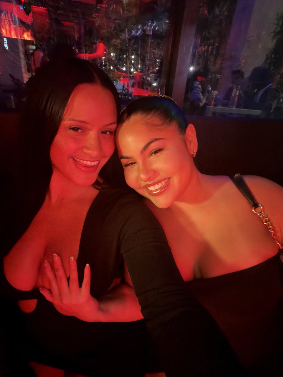 ElizabethRozeC's tweet photo. Girls night 💋 https://t.co/ub2ltJNQ0s