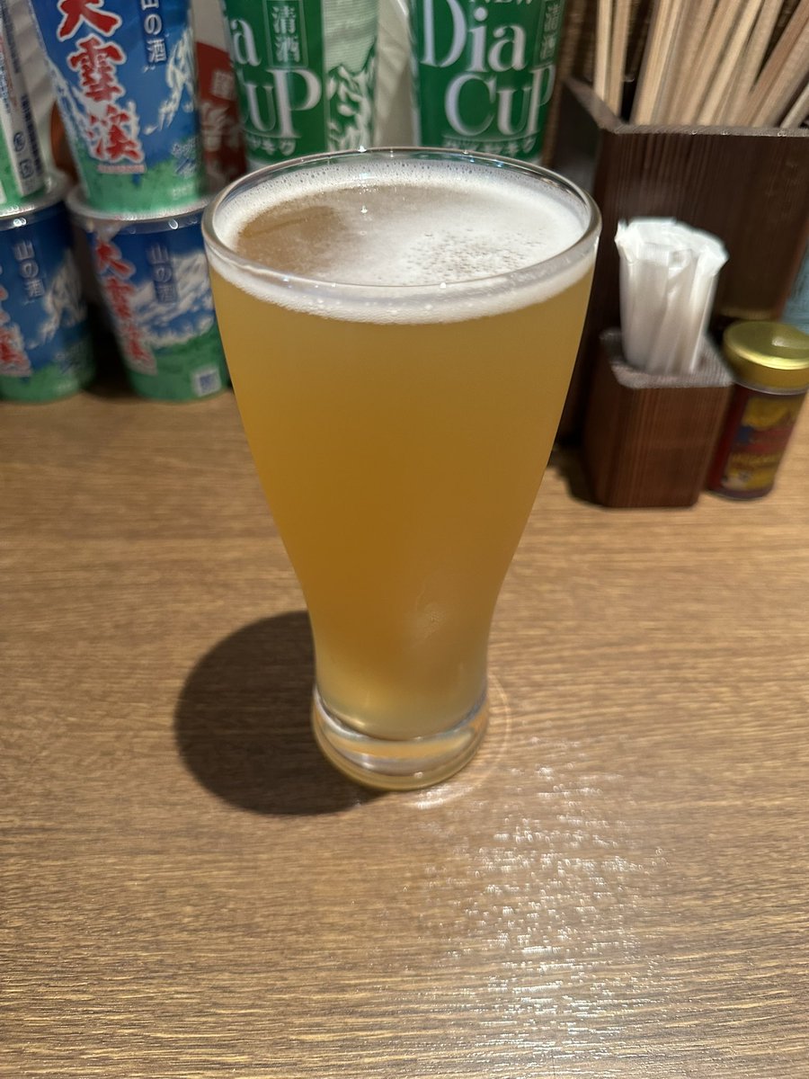 NAOTOGSX's tweet photo. 信州おさけ村

定期です
梅セゾン　バッカブルーイング
友人の誕生日プレゼント買いに来たら何やら飲んだ事ない梅フレーバー生ビール
飲まないつもりだったが興味に負けた
飲むと酸味が強く本当に青ウメを感じるような爽やかな独特な香り
キレもいい
勉強になるなー
おたぐりは定期ツマミ https://t.co/g0xgbCL4yr