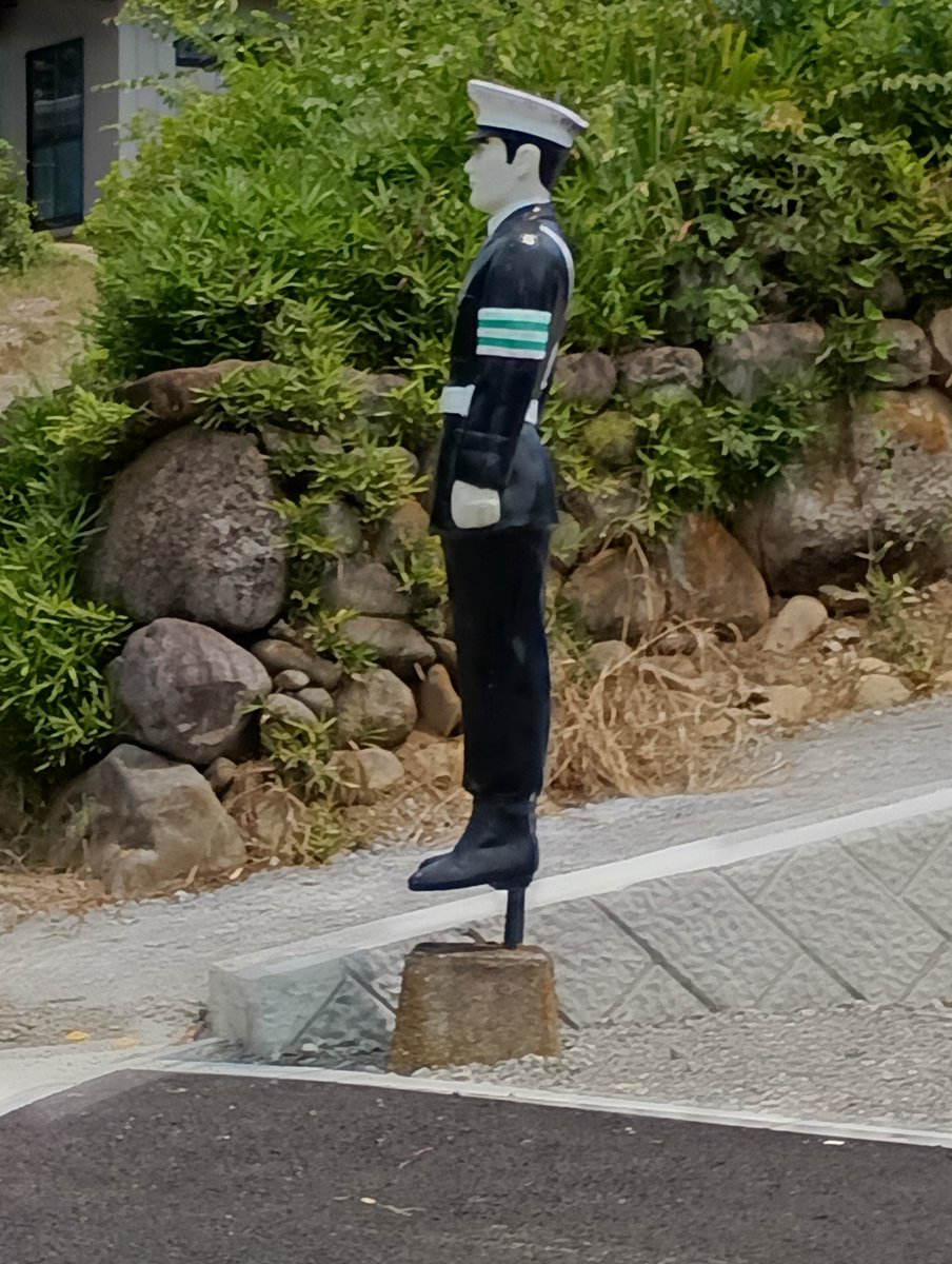 BK07115472's tweet photo. 懐かしいお巡りさんに遭遇！

最敬礼👮 https://t.co/RLazTKRwit