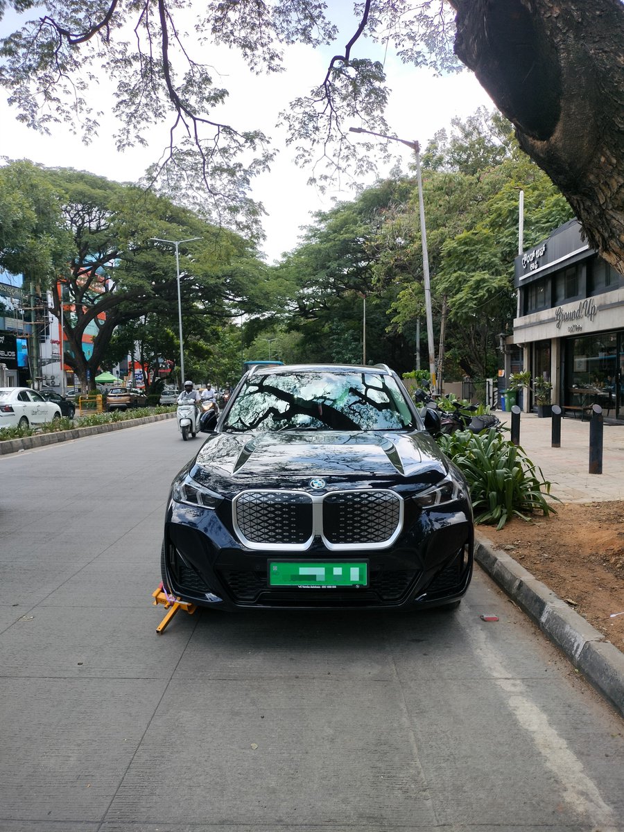 lalitgrateful's tweet photo. A BMW was parked in a no parking zone.

Right in front of my eyes, a traffic police officer arrived on a bike, asked 3 to 4 people around the car if it belonged to them, and everyone said no.

He then wheel locked the car, clicked a photo, and left.

I used to think the police only targeted smaller vehicles, but I was completely wrong until I saw this.

Kudos to the Bangalore traffic police 🫡