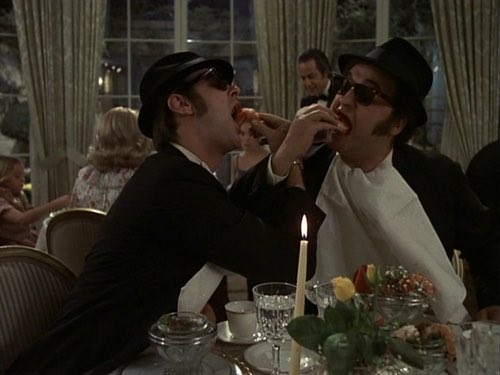 pegobry_en's tweet photo. Jokes about the size of meals at fancy restaurants was absolutely a mainstay of elite comedy. 

Note that it was successful. Now restaurants look like Apple Stores. A restaurant that looked like the fancy restaurant in the Blues Brothers would be hopelessly low class and chud-coded today. 

As Voltaire and Beaumarchais well-knew, comedy is one of the most powerful political weapons.
