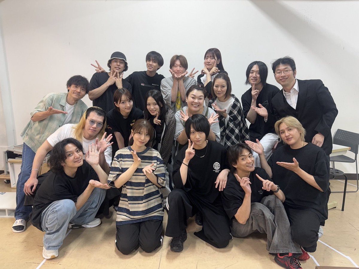 WaVe_S_h's tweet photo. 🫧本日もお稽古🫧

舞台『一周忌ミュート』 

今日から秋葉友佑さんが合流です❣️
全員集合‼️

事前ソロチェキ・差し入れサービスの受付中👇
https://t.co/ZvOJSrRlrc

🎫発売中👇
https://t.co/7GTawCZGUX

#一周忌ミュート https://t.co/JFc8XmiQoS