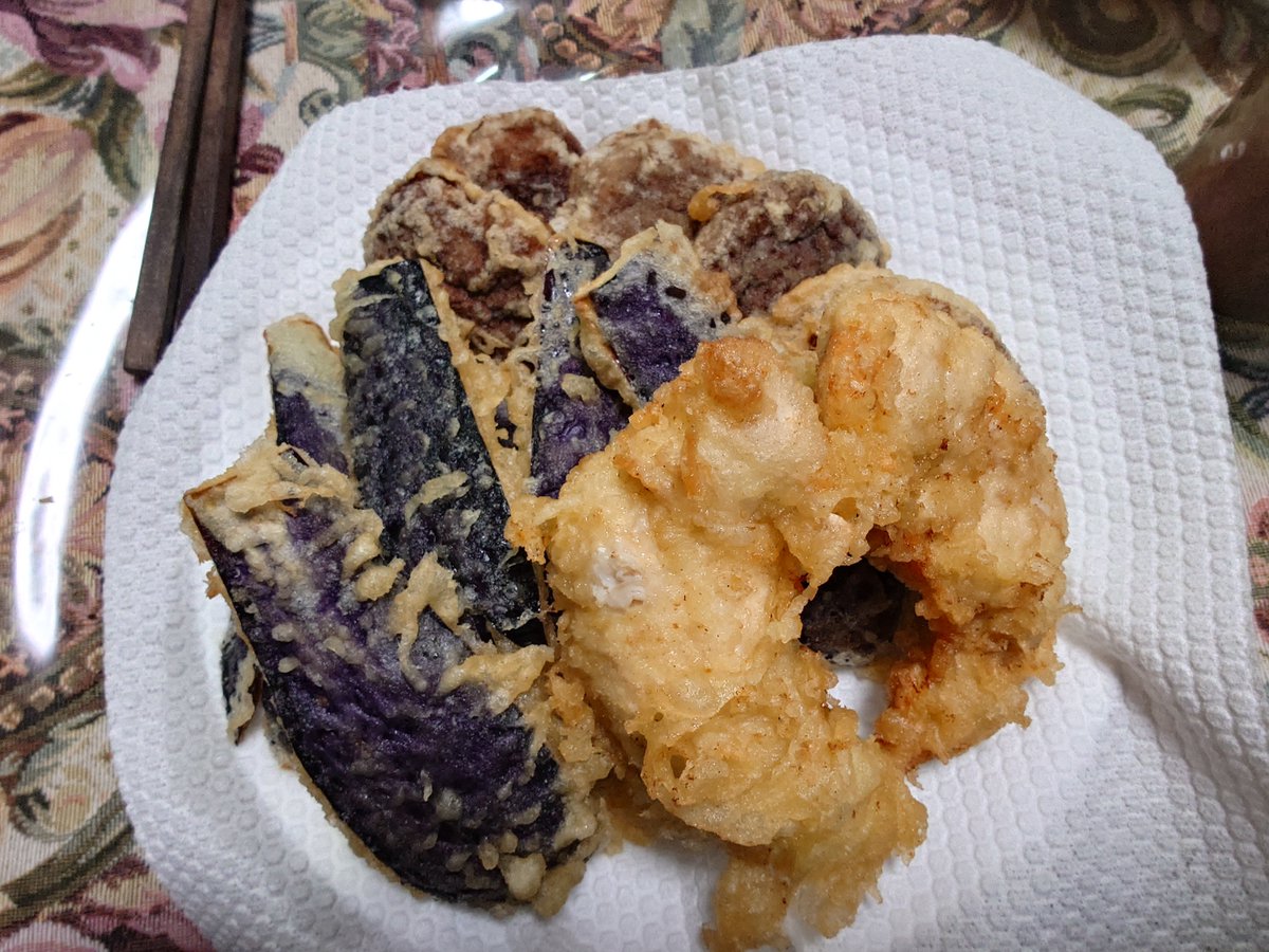 catorantan's tweet photo. 昨日親戚のおばちゃんからナスをいっぱいいただいたので今日は天ぷら(╹༥╹๑)ŧ‹”ŧ‹”
ささみ天がマジ完璧な火入れでジューシーで美味かった(*´˘`*) https://t.co/GscOyzvsp1