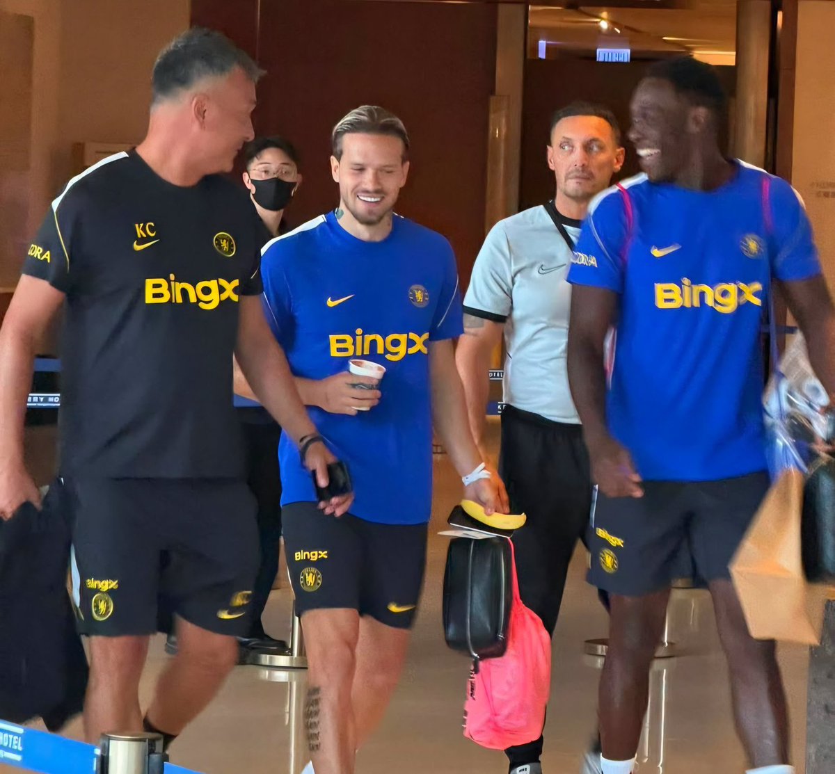 FaktaSepakbola's tweet photo. Mykhailo Mudryk dan Danny Welbeck telah bergabung dengan skuad Chelsea di Hong Kong untuk menjalani rangkaian tur pramusim. 🇭🇰😍 https://t.co/gai7zQzrZk