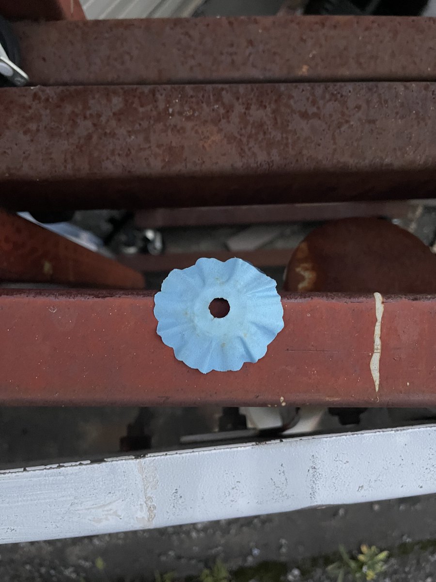 mizunami754's tweet photo. 花火大会の名残り。花火の一部？となぜか？サンダル🤣今夜は涼しい・・・、熊本にこの涼しさを送りたい。　#夜散歩　#戸田公園　#荒川土手 https://t.co/7GvbFncCGV