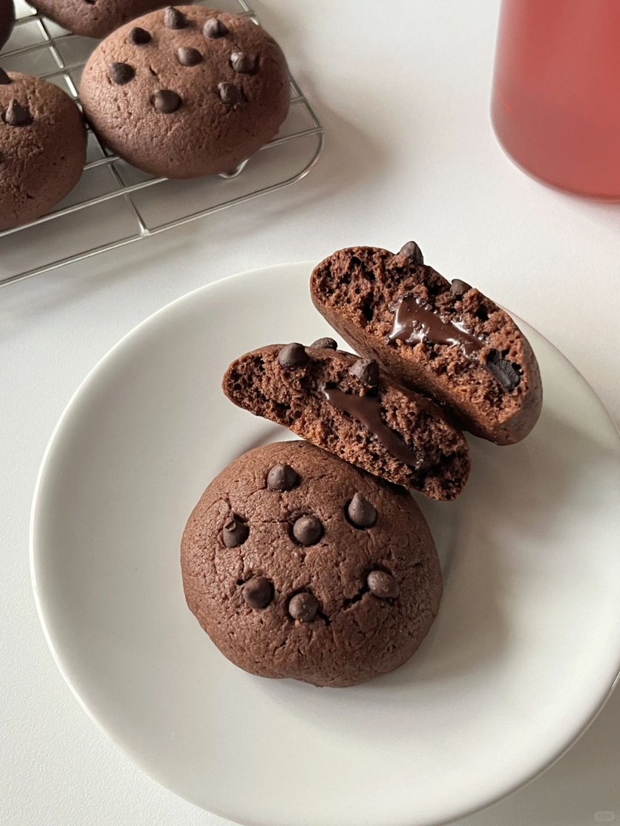 EugeniaStgfo's tweet photo. Had such a fun morning baking cookies and leaving a plate on my neighbor’s doorstep! Their excited text back made my whole day https://t.co/a0ApqGJGb6