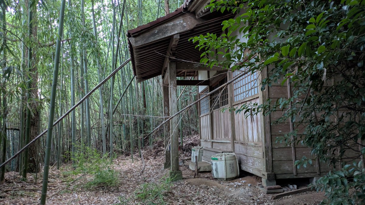 t_ranta's tweet photo. 今日は千葉市緑区の小山城を訪れました。小山町の熊野神社が城域とされ、遺構が残ってる様な記述を見た為です。
参道の登り道脇に腰曲輪状地形が二筋見え、参道を登りきった先は平場となっていますが、荒廃著しく郭跡かの判断し難い所です。
来歴は不詳ですが、大椎城の防御施設と見る向きがあります。 https://t.co/Gy6JtPykr4