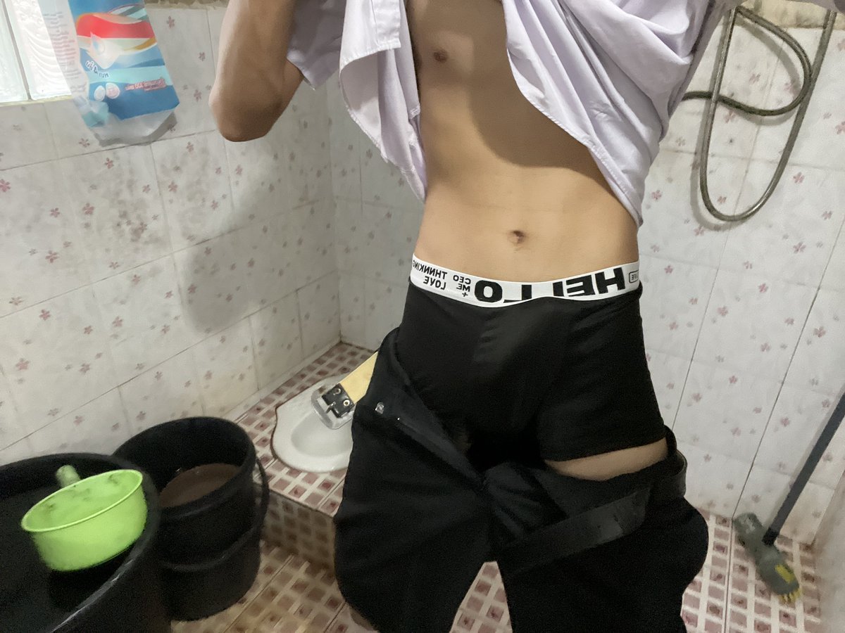 Put1nah's tweet photo. เกงดำพี่ว่าไง #นักเรียนมปลาย #กางเกงนักเรียน #mlm https://t.co/Yu2tbRPBfd