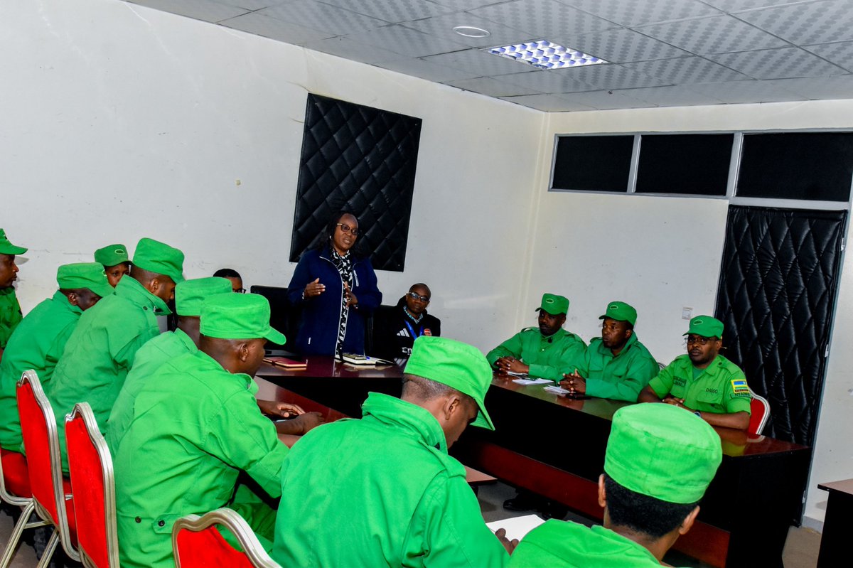 NyabihuDistrict's tweet photo. Umuyobozi w'Akarere,MUKANDAYISENGA Antoinette,uyu munsi,yakiriye itsinda rya @RwandaEmergency ryaje guhugura Abayobozi n' Abahuzabikorwa b'urwego rwa DASSO ku ikusanya n'isesengura ry'amakuru ku biza ku bantu n'imibereho yabo,n'uko azajya atangwa hagamijwe kubikumira.@muanto22 https://t.co/n1xaTIwRue