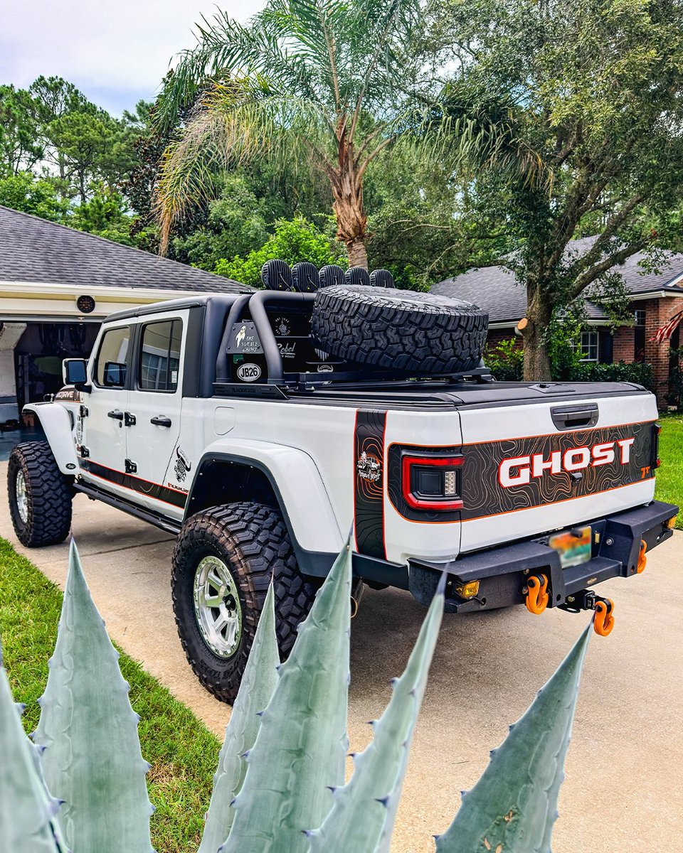 blackhorseoff's tweet photo. Carry the spare. Raise the bar. Conquer what’s next.
#BlackHorseOffRoad #JeepGladiator #GladiatorJT #StarkTireCarrier #ClassicRollBar #JeepLife #JeepBuild #OffRoadAccessories #OffRoadReady #TrailReady #TruckAccessories #OverlandBuild #4x4Life #AdventureReady #BuiltForTheTrail https://t.co/eEkWHcHP0K