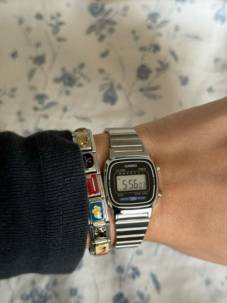 starxxy7's tweet photo. masih jadi misteri kenapa orang-orang suka pake Casio bareng Italian bracelet ini 🤔 https://t.co/jcvf8mxdGn