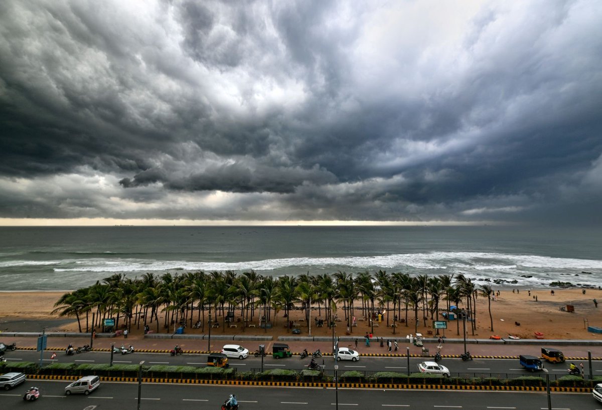 THAndhra's tweet photo. Dark clouds gather over the Bay of Bengal off R.K. Beach in Visakhapatnam on Monday.
 
Photo: @krdeepu18 https://t.co/IoBmNrgVEz