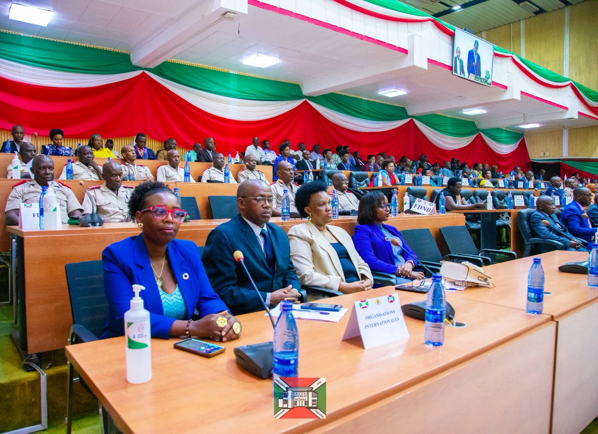 nshingamateka's tweet photo. 2/n Dans son discours d'ouverture, l'Hon. #FabriceNkurunziza a indiqué que la période de vacances parlementaires n'était pas de tout repos mais plutôt une période de travail intense sur terrain dans le cadre de la représentation du Peuple, mais aussi de diplomatie parlementaire. https://t.co/Eo1e8CH6wd