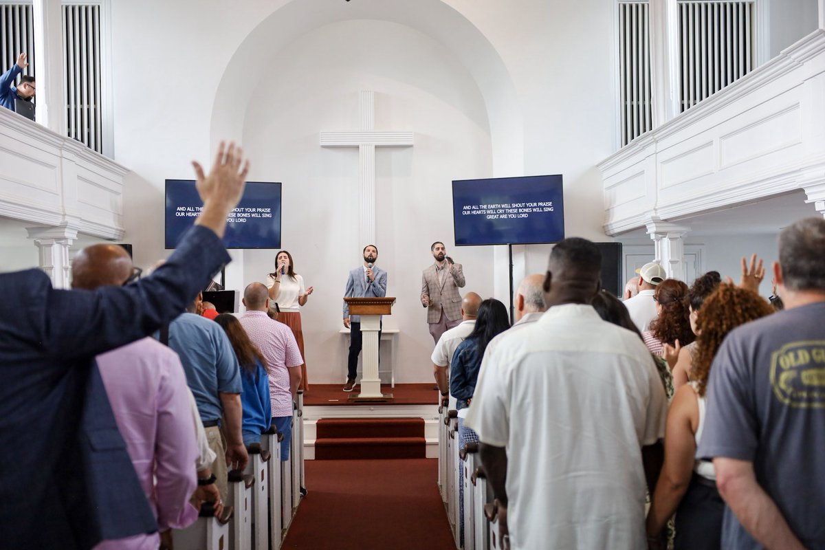 zach_kinsman's tweet photo. Great day yesterday in the house of the God! What a blessing to have 7 little ones dedicated to the Lord as parents publicly committed to raising their children in the instruction of the Lord! Thank God for people being saved, the church house being full all summer, and for Christ building His church. All glory to Him! 🙌