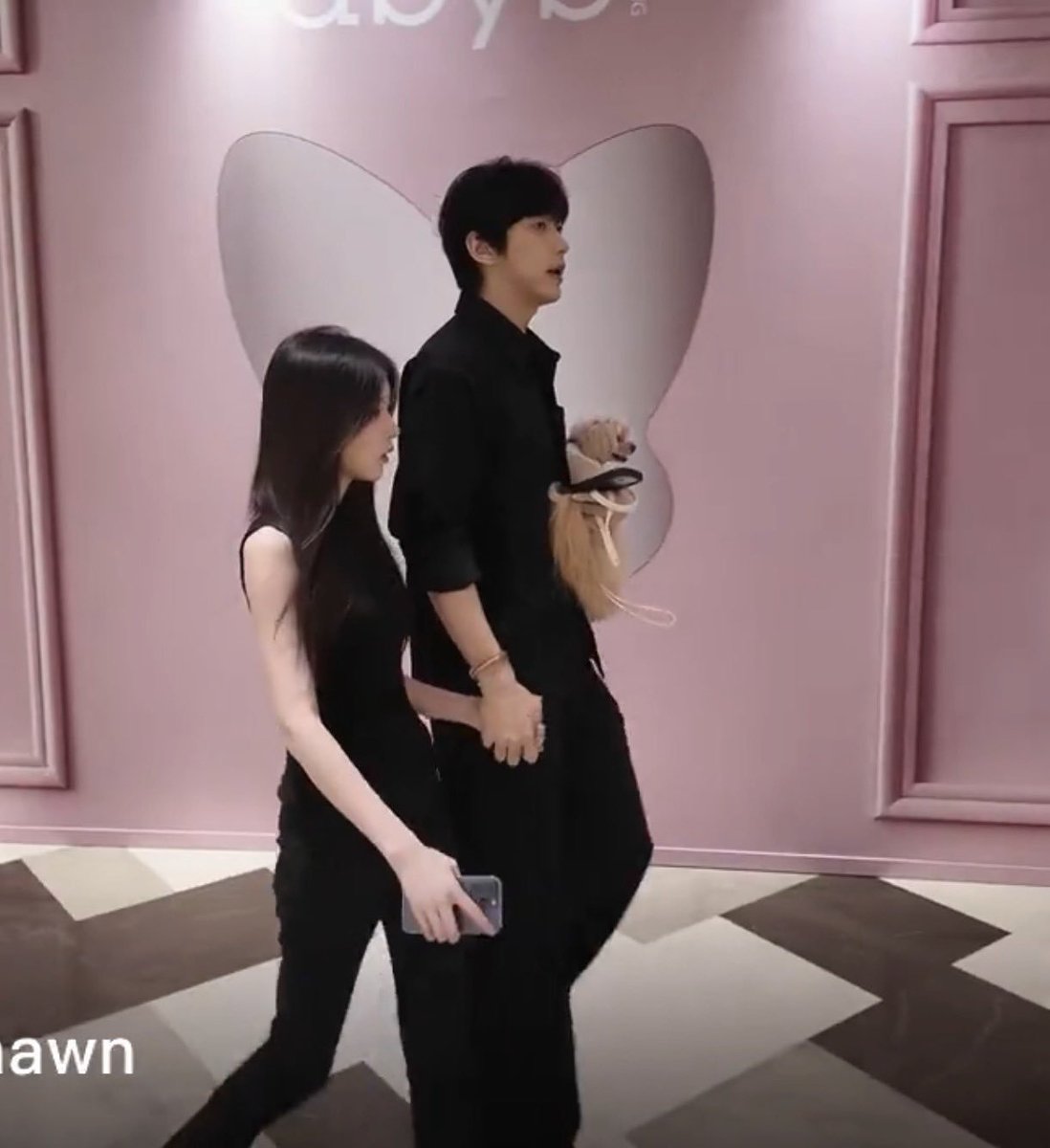 Fashion740176's tweet photo. Their height difference is 🔥🔥🔥
#LoveActuallyS5 https://t.co/lyvRk4H6lL