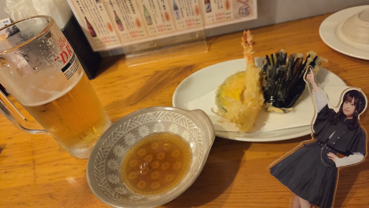 espendLL8's tweet photo. 最後にロケ地でもある名もなき天ぷら酒場で一杯(一杯で終わったとは言ってない)
スタンダードな天ぷらも、創作天ぷらも、地酒も全部うまかったです✨️
あまり時間なくて忙しなかったので今度またゆっくり来たい！
#恋のかおり https://t.co/RwFe9CGtQA